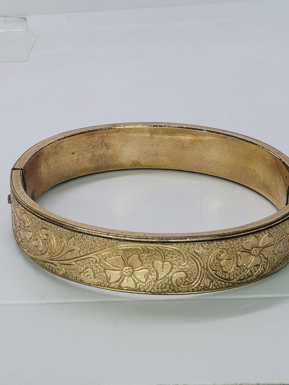 Antique Vtg 14K Gold Shell Engraved Floral Hinged Victorian Wide Bangle Bracelet